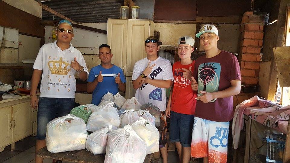 Jovens doam alimentos para comunidade carente de Piracicaba