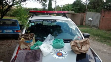 DenÃºncia levou policiais a casa onde droga e suspeitos estavam - Foto: DivulgaÃ§Ã£o