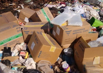 Fotos obtidas pelo PIRANOT mostra caixas em cima de um monte de lixo. (Foto: Você no Pira)