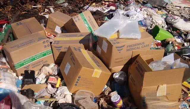 Fotos obtidas pelo PIRANOT mostra caixas em cima de um monte de lixo. (Foto: Você no Pira) 