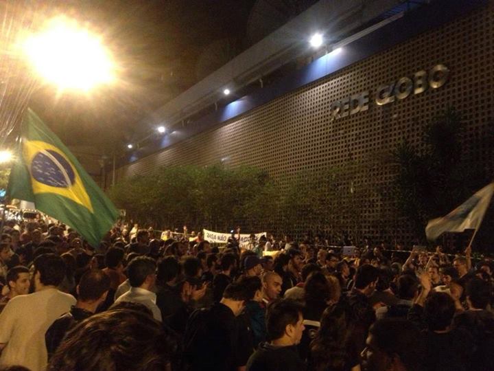 “Ocupe a Globo”: 2 mil manifestantes protestam em frente á Globo e assusta funcionários