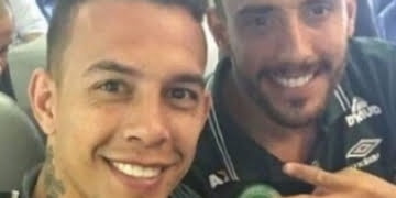 Danilo e Alan postaram nas redes sociais uma foto comemorando a ida a Colômbia - Foto: Reprodução