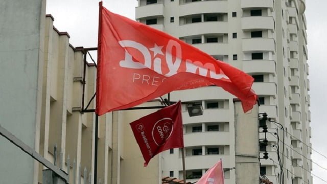 Apoiadores de Dilma fazem ato em frente ao TCI, em Piracicaba