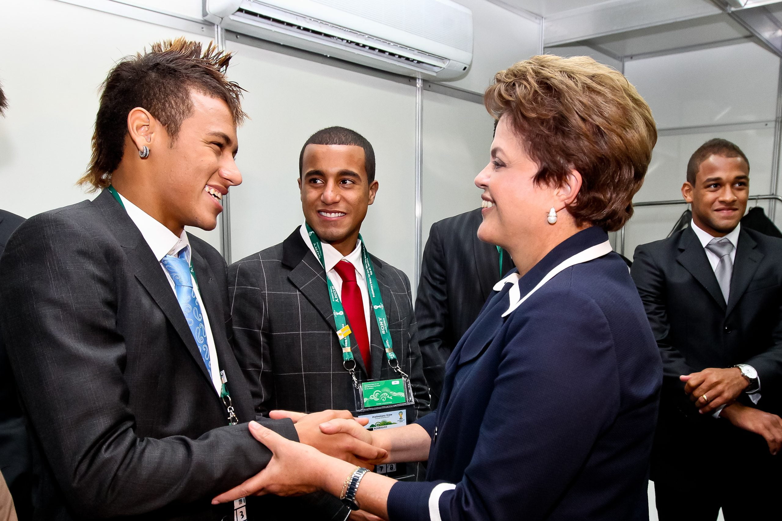 Dilma envia carta de apoio a Neymar e se diz ferida com dor do craque