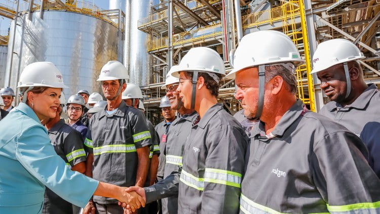 Em Piracicaba, Dilma tira foto com operários da Raízen e fala sobre crise