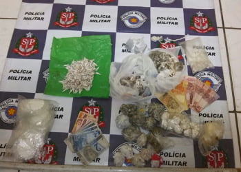 Ao chegar, PM encontrou dupla embalando a droga para a venda - Foto: Divulgação