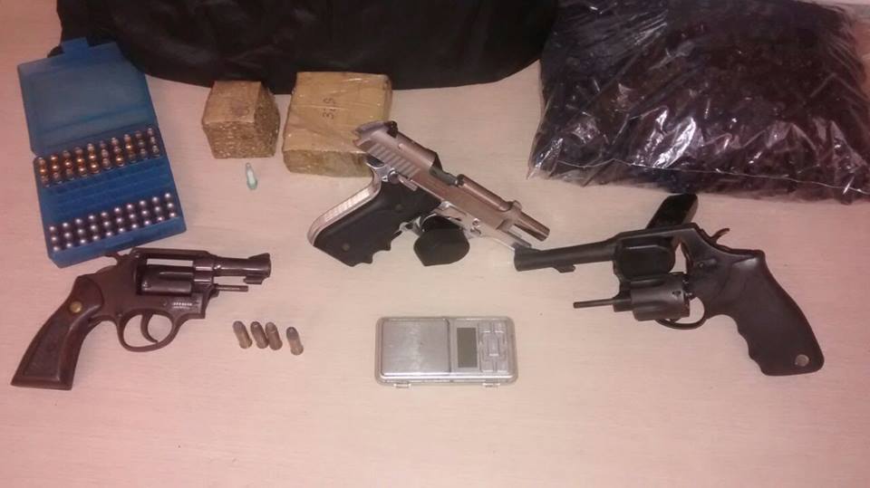 Homem é preso no Santa Terezinha com três armas de fogo e drogas