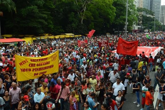 Manifestantes protestam contra PEC do Teto de Gastos na Avenida Paulista