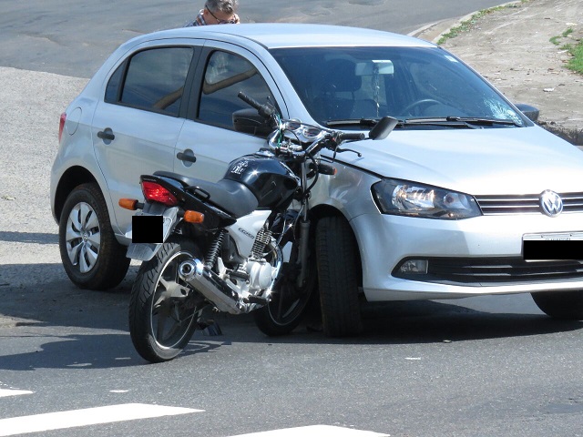 Homem fica ferido em acidente entre moto e carro em Piracicaba