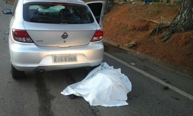 Em colisão frontal com carro, moto pega fogo e jovem morre em Elias Fausto (SP)