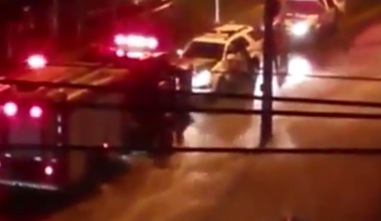 Vídeo: Bombeiros salvam duas pessoas de enxurradas