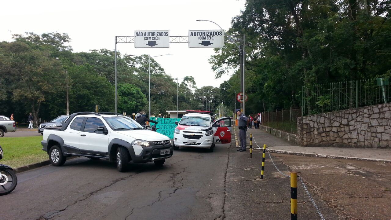 Entrada da Esalq é bloqueada