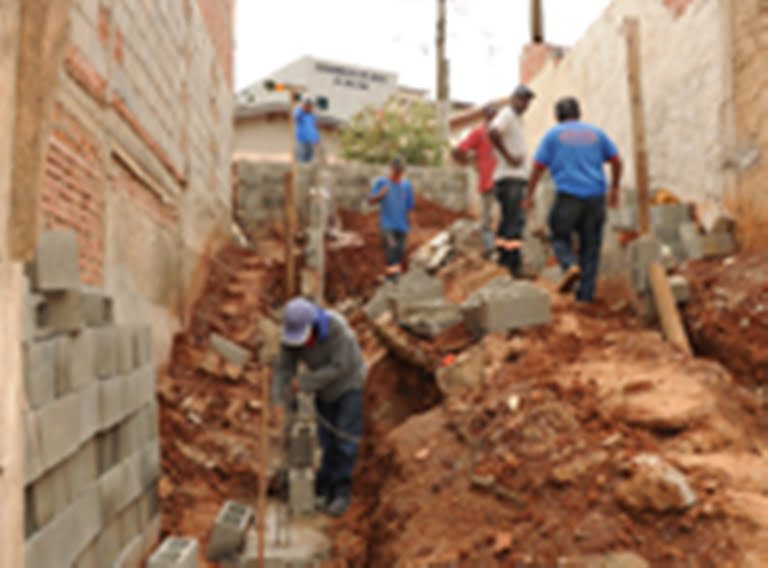 Prefeitura executa construção de escada de acesso no Costa Rica