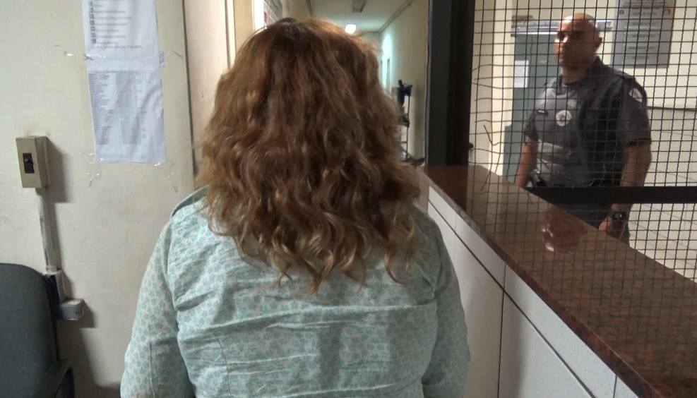 Mulher tenta roubar criança, quase mata idosa e tenta suicídio na prisão