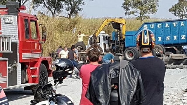 Motorista morre após capotar caminhão nesta manhã (08)