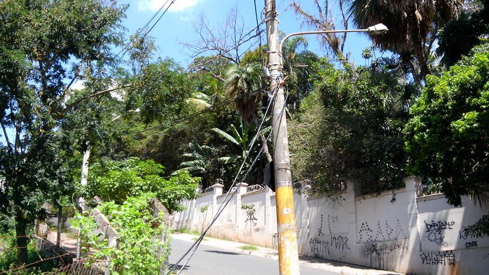 Fios caídos de postes oferecem riscos de acidentes na Rua do Porto, em Piracicaba