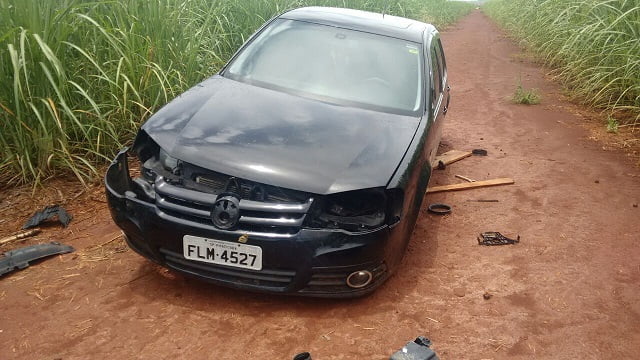 Carro parcialmente depenado é encontrado em canavial de Piracicaba