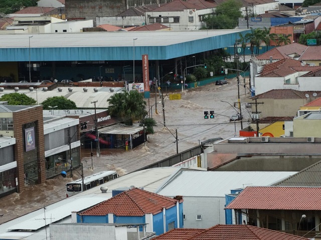 Chuva alaga ruas, faz córrego transbordar e rio Piracicaba entra em emergência