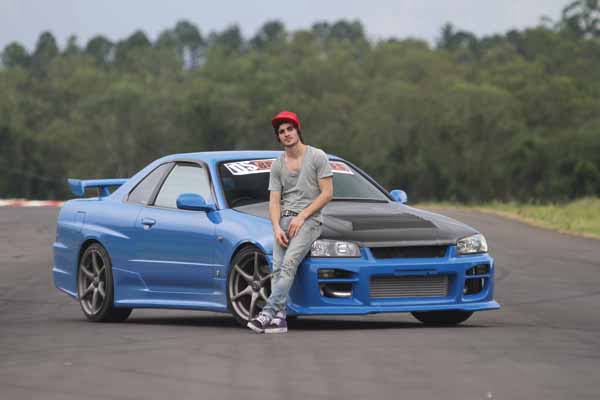 Fiuk bate carro em São Paulo