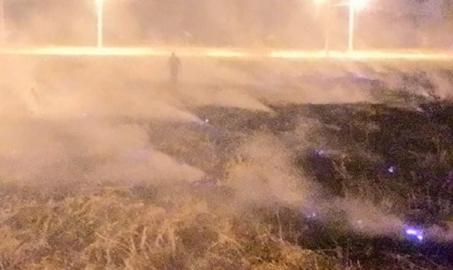 Bombeiros apagam fogo em terreno baldio de Piracicaba