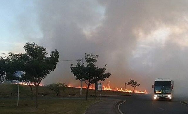 Moradores de Santa Terezinha, em Piracicaba, reclamam de incêndio em terreno