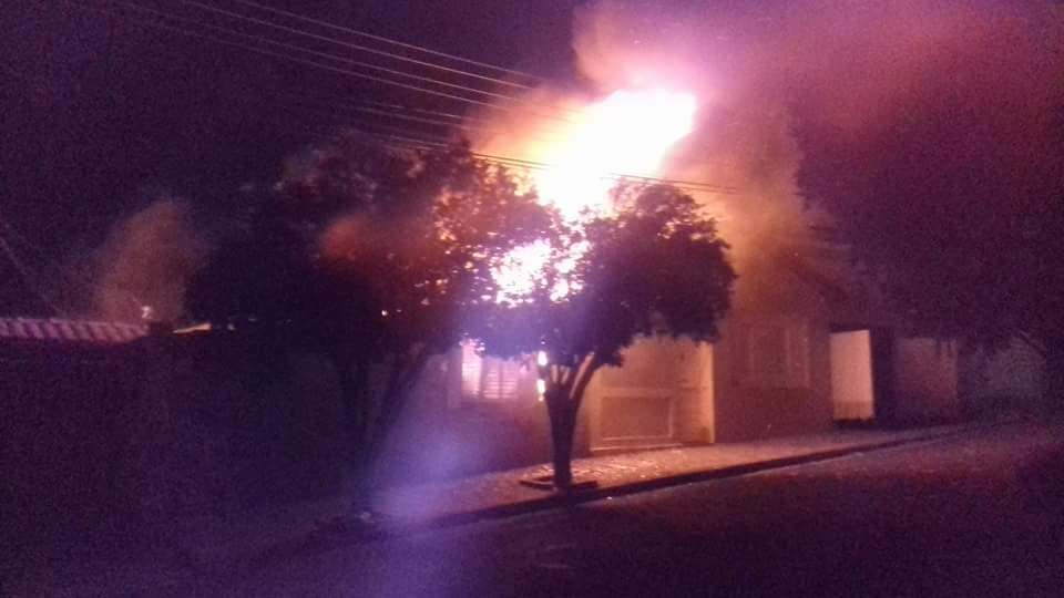 Homem sai correndo ao perceber que casa estava pegando fogo
