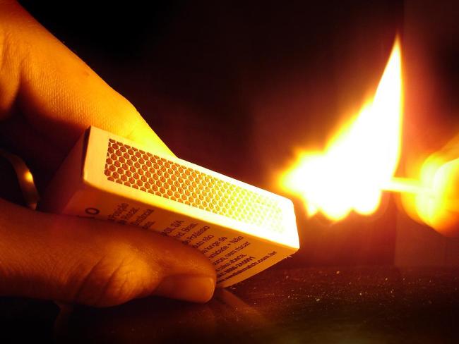 Homem queima carro com a ex e o namorado dela dentro em Piracicaba