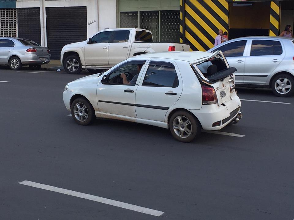 Ônibus bate na traseira de carro na Armando Salles, em Piracicaba