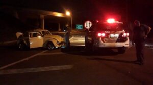 Carro capotou ás 20h30 na principal entrada do Santa Rosa - Foto: Valter Martins / Piracicaba em Alerta