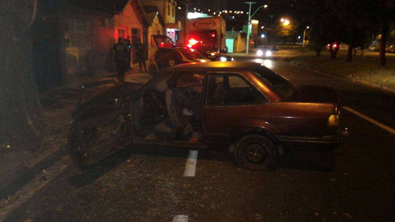 Em fuga da Guarda Civil, dupla bate carro em Piracicaba