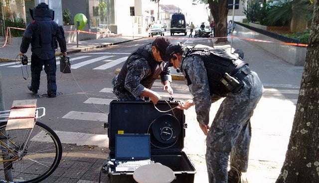 Pacote suspeito de ser bomba é recolhido pelo GATE para analise em Piracicaba