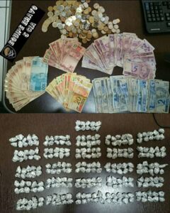 Casal é preso ao fazer a retirada do dinheiro lucrado com a venda de drogas no bairro - Foto: Divulgação