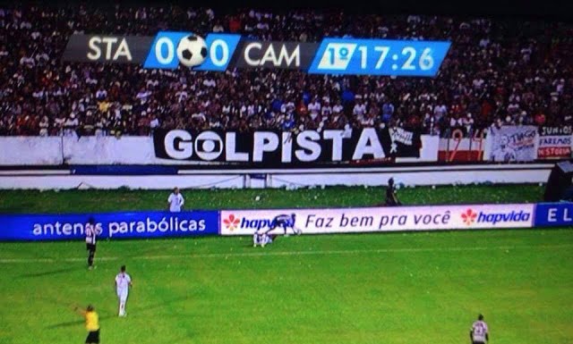 Durante futebol na Globo, faixa com a palavra “Golpista” aparece no ar