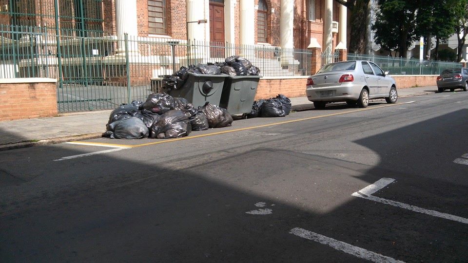 Lixo se acumula na cidade nos primeiros dias de greve