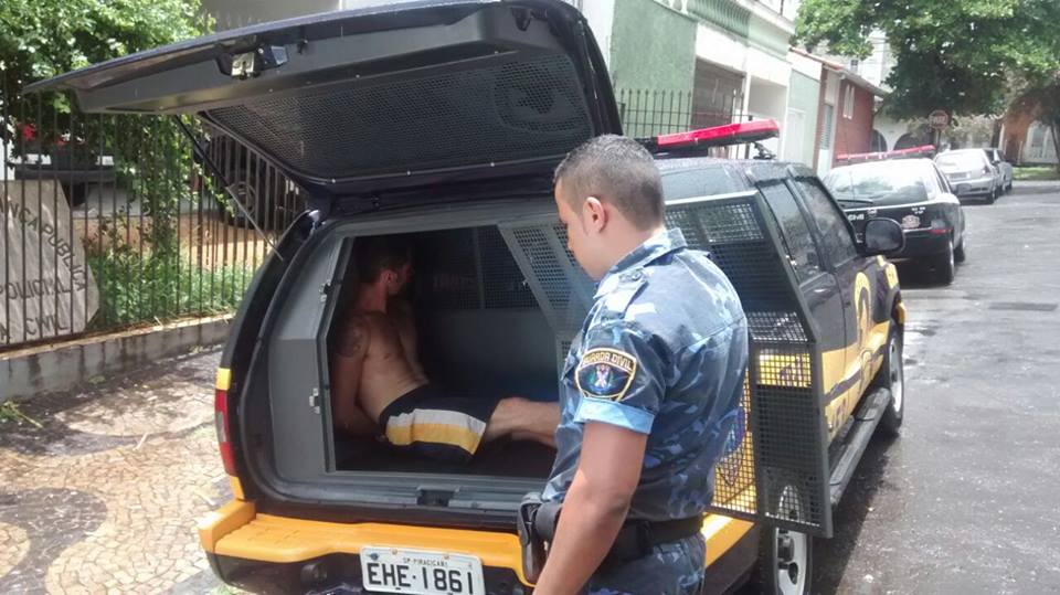 Armado, homem invade casa e ameaça idosos com faca