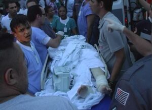 Em macas, pacientes foram sendo retirados de hospital sem energia e com muita fumaça - Foto: Valter Martins / Piracicaba em Alerta