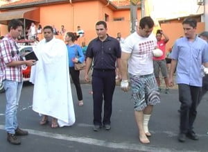 Enrolado em lençol e outro com pé enfaixado mostra o drma que os pacientes viveram hoje - Foto: Valter Martins / Piracicaba em Alerta