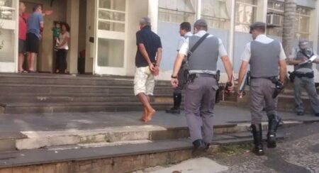 ApÃ³s quase causar uma tragÃ©dia, homem capota carro e Ã© preso em Piracicaba. Foto: Valter Martins