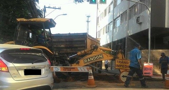 Interdição de rua gera congestionamento no centro de Piracicaba