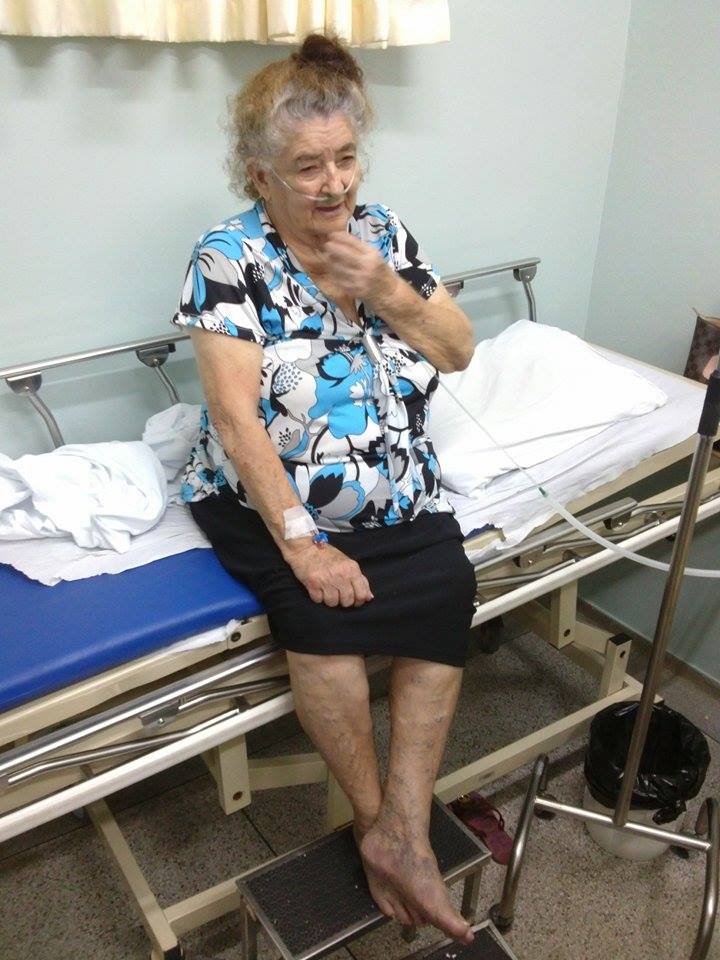 Idosa de 77 anos aguarda mais de um dia transferência para hospital