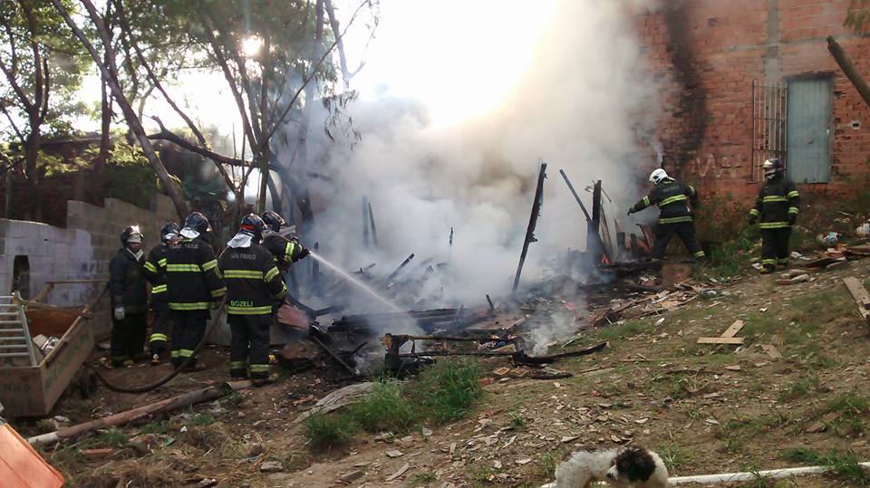 Barraco e carro amanhecem pegando fogo na periferia de Piracicaba