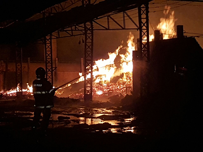 Incêndio em cerâmica é controlado após seis horas de trabalho dos bombeiros