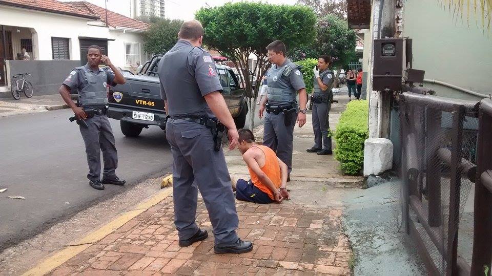 Homem fica doidão, quebra carro e quase é linchado pela população