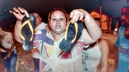 Revoltada, vizinha da vÃ­tima mostra chinelo que ela usada quando foi atingida pela caminhonete - Foto: Valter Martins / Piracicaba em Alerta