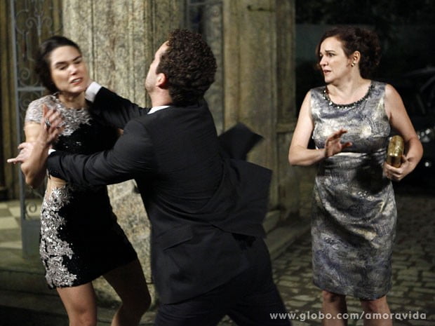 Hoje em “Amor à vida”: Leila leva surra do irmão por ser amante do Thales