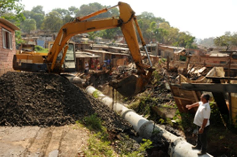 Prefeitura começa limpeza na favela Portelinha