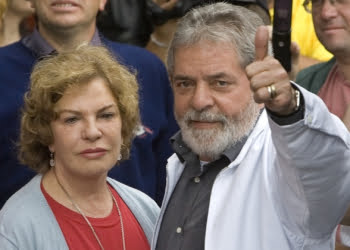 Na foto, Marisa aparece ao lado de Lula que dá um joia para a câmera. - Foto: Arquivo