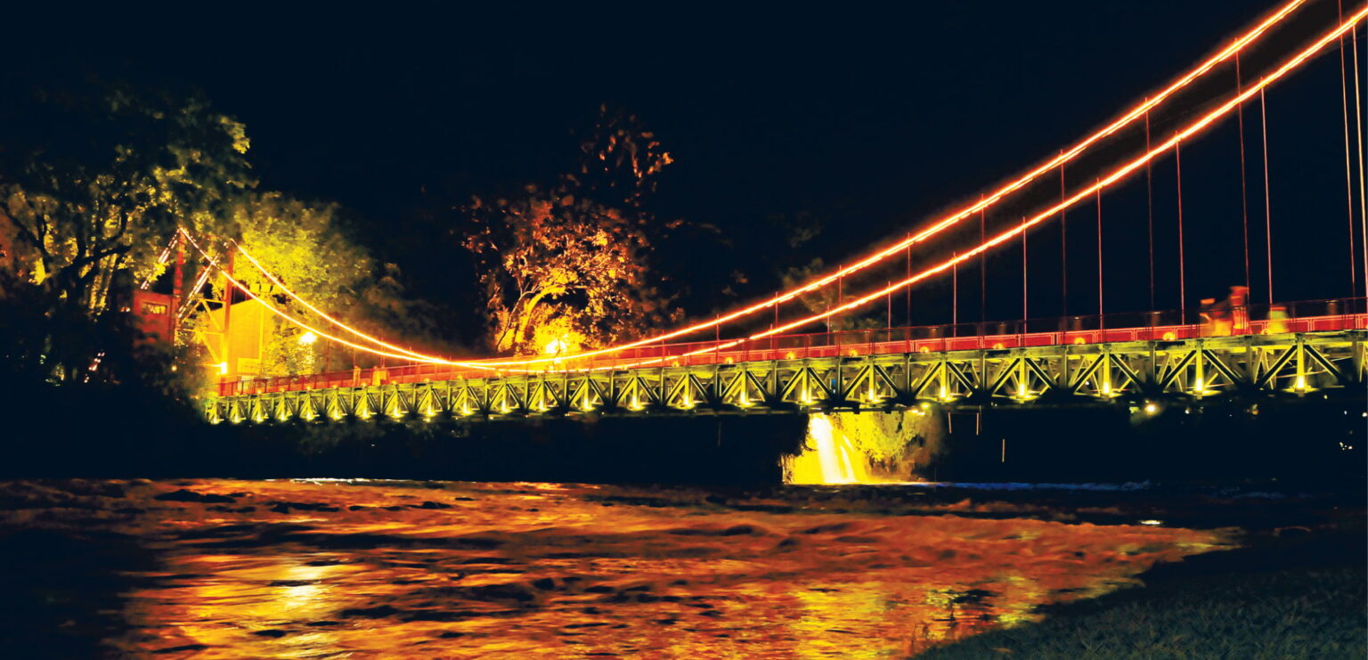 Luzes de natal da ponte pênsil serão acesas nesta sexta-feira (25), em Piracicaba