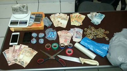 Mãe e seus dois filhos são presos por tráfico de drogas