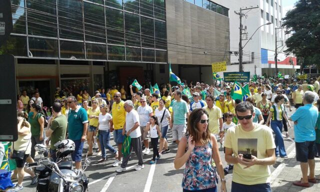 FOTOS: Manifestantes em Piracicaba caminham pelas ruas do centro